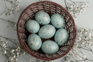 El boyası pastel renkli Paskalya yumurtaları. Mutlu Paskalya tebrik kartları ya da davetiyeler.