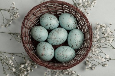 El boyası pastel renkli Paskalya yumurtaları. Mutlu Paskalya tebrik kartları ya da davetiyeler.