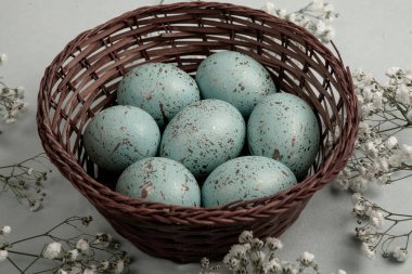 El boyası pastel renkli Paskalya yumurtaları. Mutlu Paskalya tebrik kartları ya da davetiyeler.