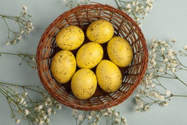 El boyası pastel renkli Paskalya yumurtaları. Mutlu Paskalya tebrik kartları ya da davetiyeler.