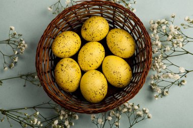 El boyası pastel renkli Paskalya yumurtaları. Mutlu Paskalya tebrik kartları ya da davetiyeler.