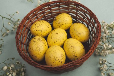 El boyası pastel renkli Paskalya yumurtaları. Mutlu Paskalya tebrik kartları ya da davetiyeler.