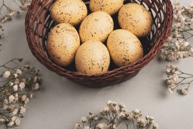 El boyası pastel renkli Paskalya yumurtaları. Mutlu Paskalya tebrik kartları ya da davetiyeler.