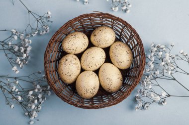 El boyası pastel renkli Paskalya yumurtaları. Mutlu Paskalya tebrik kartları ya da davetiyeler.