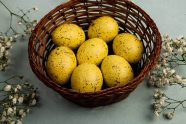 El boyası pastel renkli Paskalya yumurtaları. Mutlu Paskalya tebrik kartları ya da davetiyeler.