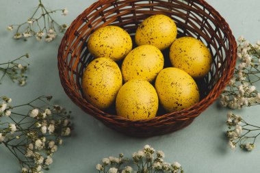 El boyası pastel renkli Paskalya yumurtaları. Mutlu Paskalya tebrik kartları ya da davetiyeler.