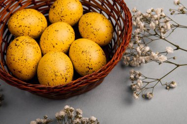 El boyası pastel renkli Paskalya yumurtaları. Mutlu Paskalya tebrik kartları ya da davetiyeler.