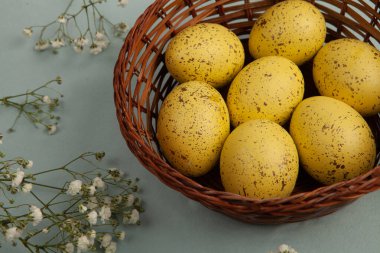 El boyası pastel renkli Paskalya yumurtaları. Mutlu Paskalya tebrik kartları ya da davetiyeler.