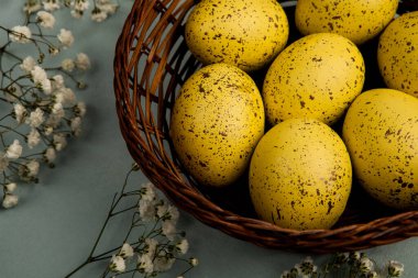 El boyası pastel renkli Paskalya yumurtaları. Mutlu Paskalya tebrik kartları ya da davetiyeler.