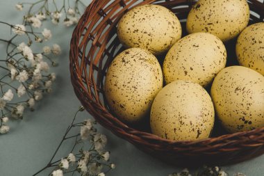 El boyası pastel renkli Paskalya yumurtaları. Mutlu Paskalya tebrik kartları ya da davetiyeler.