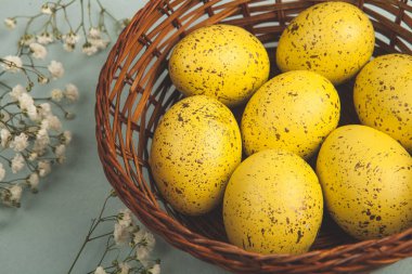 El boyası pastel renkli Paskalya yumurtaları. Mutlu Paskalya tebrik kartları ya da davetiyeler.