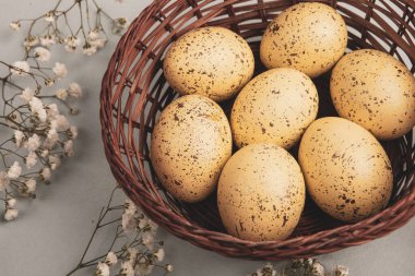 El boyası pastel renkli Paskalya yumurtaları. Mutlu Paskalya tebrik kartları ya da davetiyeler.