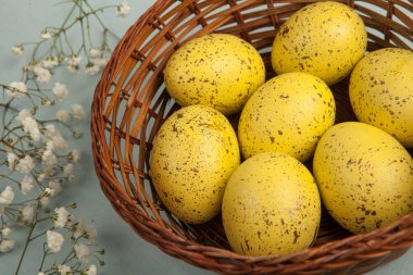 El boyası pastel renkli Paskalya yumurtaları. Mutlu Paskalya tebrik kartları ya da davetiyeler.