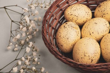 El boyası pastel renkli Paskalya yumurtaları. Mutlu Paskalya tebrik kartları ya da davetiyeler.