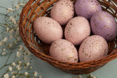 El boyası pastel renkli Paskalya yumurtaları. Mutlu Paskalya tebrik kartları ya da davetiyeler.