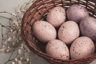 El boyası pastel renkli Paskalya yumurtaları. Mutlu Paskalya tebrik kartları ya da davetiyeler.