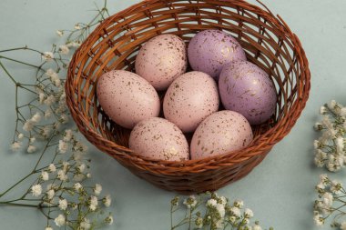 El boyası pastel renkli Paskalya yumurtaları. Mutlu Paskalya tebrik kartları ya da davetiyeler.