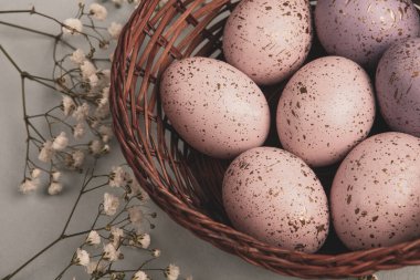 El boyası pastel renkli Paskalya yumurtaları. Mutlu Paskalya tebrik kartları ya da davetiyeler.