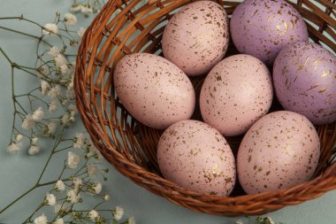 El boyası pastel renkli Paskalya yumurtaları. Mutlu Paskalya tebrik kartları ya da davetiyeler.