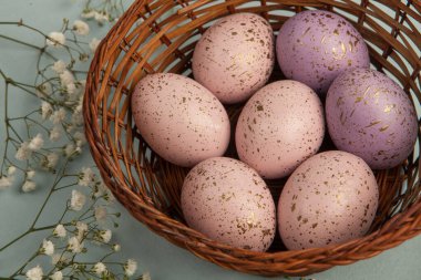 El boyası pastel renkli Paskalya yumurtaları. Mutlu Paskalya tebrik kartları ya da davetiyeler.