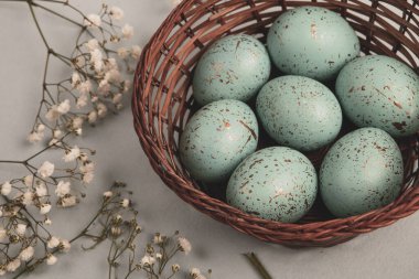 El boyası pastel renkli Paskalya yumurtaları. Mutlu Paskalya tebrik kartları ya da davetiyeler.