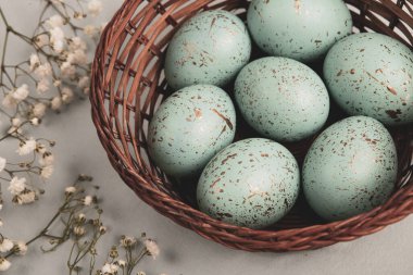 El boyası pastel renkli Paskalya yumurtaları. Mutlu Paskalya tebrik kartları ya da davetiyeler.