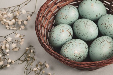 El boyası pastel renkli Paskalya yumurtaları. Mutlu Paskalya tebrik kartları ya da davetiyeler.