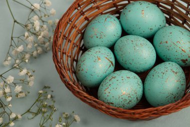 El boyası pastel renkli Paskalya yumurtaları. Mutlu Paskalya tebrik kartları ya da davetiyeler.