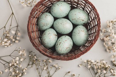 El boyası pastel renkli Paskalya yumurtaları. Mutlu Paskalya tebrik kartları ya da davetiyeler.