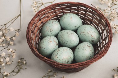 El boyası pastel renkli Paskalya yumurtaları. Mutlu Paskalya tebrik kartları ya da davetiyeler.