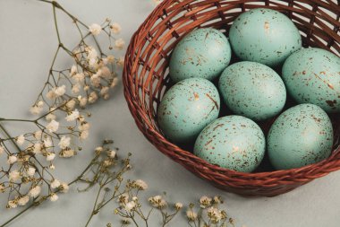 El boyası pastel renkli Paskalya yumurtaları. Mutlu Paskalya tebrik kartları ya da davetiyeler.