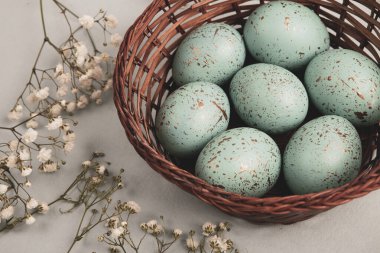 El boyası pastel renkli Paskalya yumurtaları. Mutlu Paskalya tebrik kartları ya da davetiyeler.