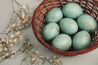 El boyası pastel renkli Paskalya yumurtaları. Mutlu Paskalya tebrik kartları ya da davetiyeler.