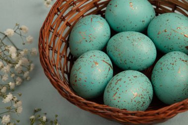 El boyası pastel renkli Paskalya yumurtaları. Mutlu Paskalya tebrik kartları ya da davetiyeler.