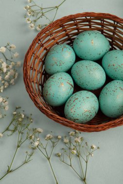 El boyası pastel renkli Paskalya yumurtaları. Mutlu Paskalya tebrik kartları ya da davetiyeler.