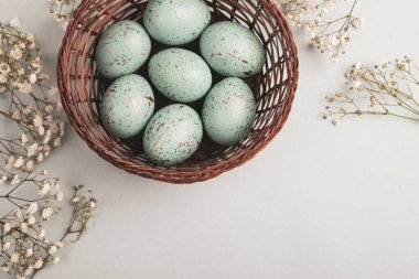 El boyası pastel renkli Paskalya yumurtaları. Mutlu Paskalya tebrik kartları ya da davetiyeler.