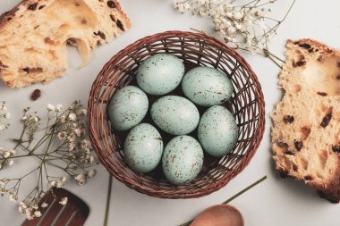 El boyası pastel renkli Paskalya yumurtaları. Mutlu Paskalya tebrik kartları ya da davetiyeler.