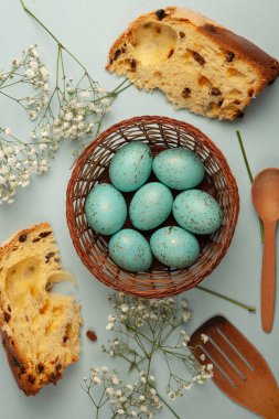 El boyası pastel renkli Paskalya yumurtaları. Mutlu Paskalya tebrik kartları ya da davetiyeler.