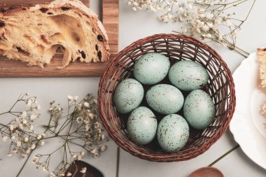 El boyası pastel renkli Paskalya yumurtaları. Mutlu Paskalya tebrik kartları ya da davetiyeler.