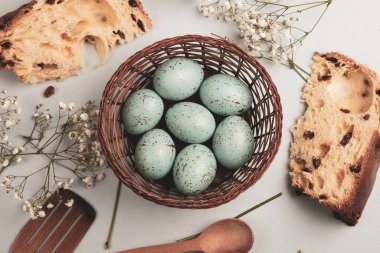 El boyası pastel renkli Paskalya yumurtaları. Mutlu Paskalya tebrik kartları ya da davetiyeler.