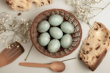 El boyası pastel renkli Paskalya yumurtaları. Mutlu Paskalya tebrik kartları ya da davetiyeler.