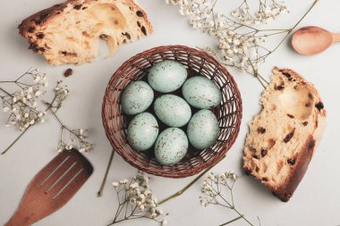 El boyası pastel renkli Paskalya yumurtaları. Mutlu Paskalya tebrik kartları ya da davetiyeler.