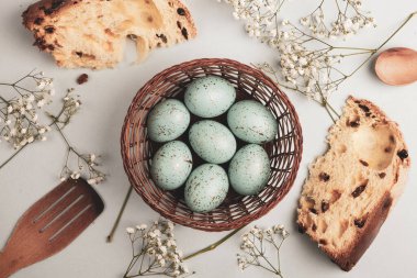 El boyası pastel renkli Paskalya yumurtaları. Mutlu Paskalya tebrik kartları ya da davetiyeler.