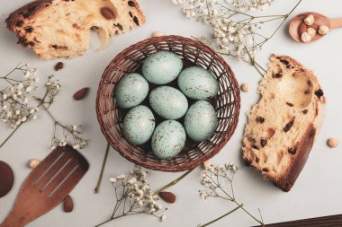 El boyası pastel renkli Paskalya yumurtaları. Mutlu Paskalya tebrik kartları ya da davetiyeler.