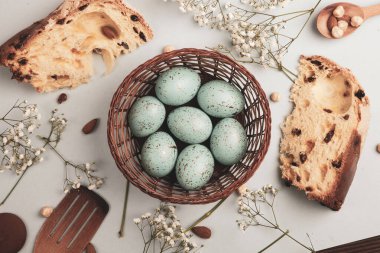 El boyası pastel renkli Paskalya yumurtaları. Mutlu Paskalya tebrik kartları ya da davetiyeler.