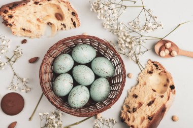 El boyası pastel renkli Paskalya yumurtaları. Mutlu Paskalya tebrik kartları ya da davetiyeler.