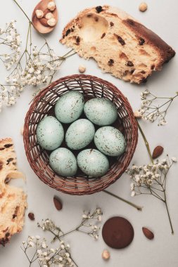 El boyası pastel renkli Paskalya yumurtaları. Mutlu Paskalya tebrik kartları ya da davetiyeler.