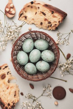 El boyası pastel renkli Paskalya yumurtaları. Mutlu Paskalya tebrik kartları ya da davetiyeler.