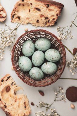 El boyası pastel renkli Paskalya yumurtaları. Mutlu Paskalya tebrik kartları ya da davetiyeler.