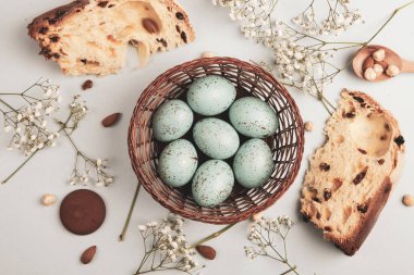 El boyası pastel renkli Paskalya yumurtaları. Mutlu Paskalya tebrik kartları ya da davetiyeler.